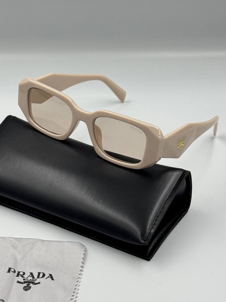 عینک پرادا همراه با دستمال و کاور برند پرادا