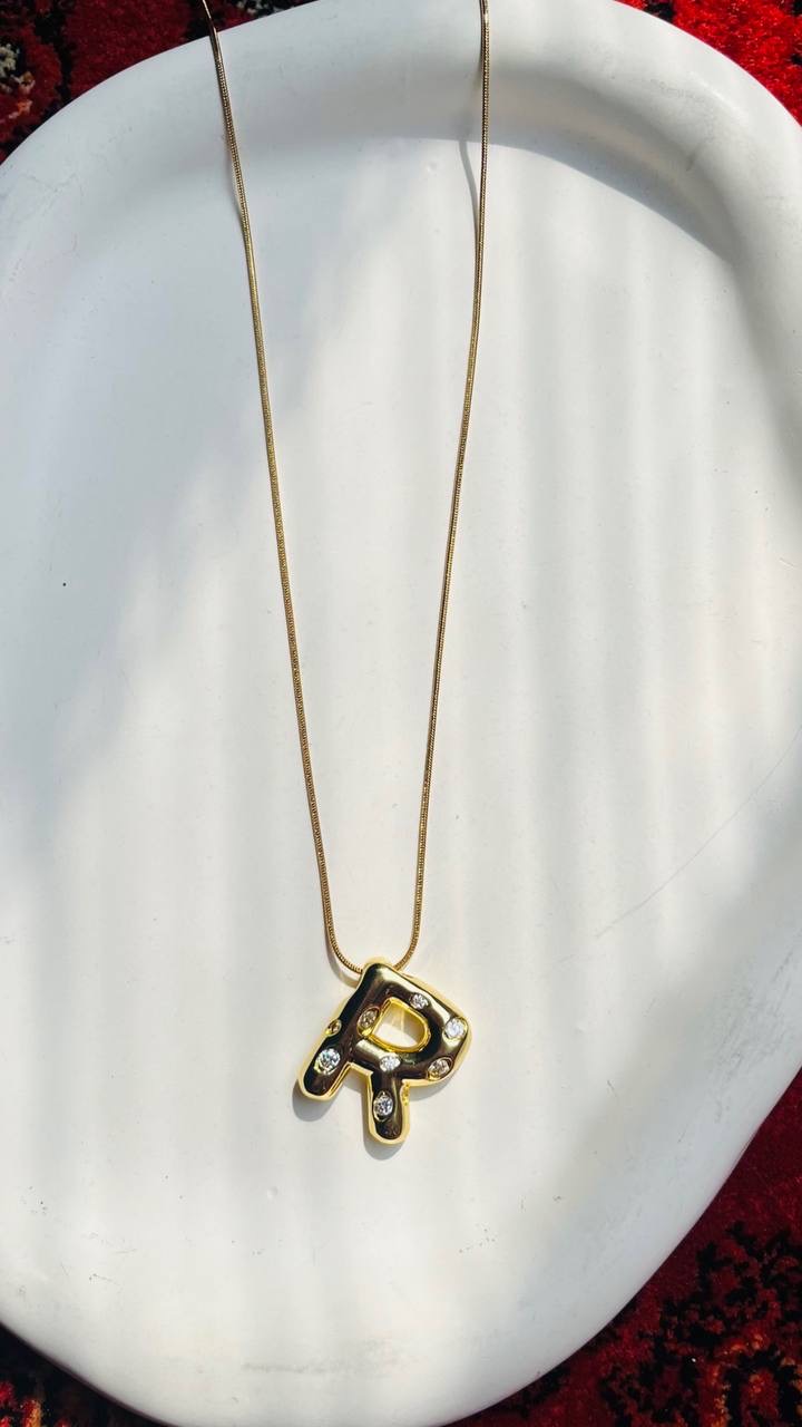 گردنبند حرف R نگیندار